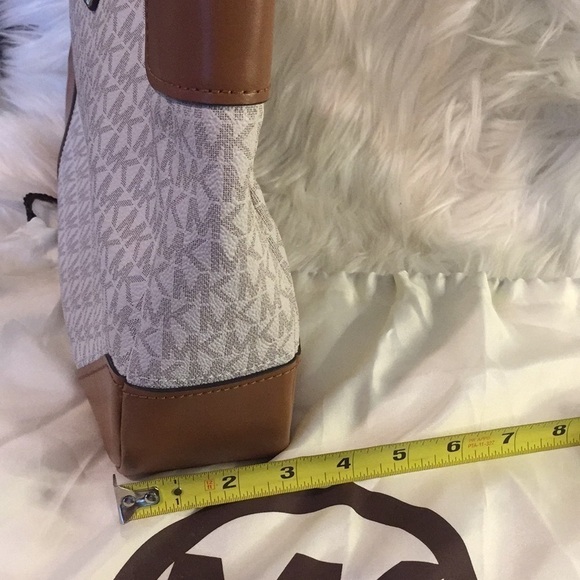 Michael Kors Lillian Vanilla Medium Shoulder Bag - Picture 13 of 17